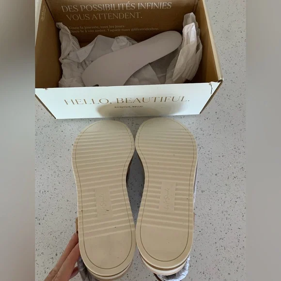 Lifestride Women’s Zeeta Thong Sandals - Picture 6 of 8